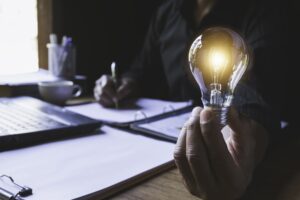 pessoa tendo ideias de negócios